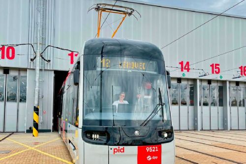 Nová tramvaj Škoda 52T vyjela v Praze do běžného provozu. První vůz z druhé dodávky jezdí na lince 12