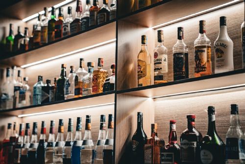 Opakované krádeže v Klatovech - kradl alkohol, skončil ve vazbě