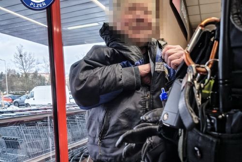 Opilec na Lidické vykonával potřebu v prodejně, vypil tam pivo a ukradl křen