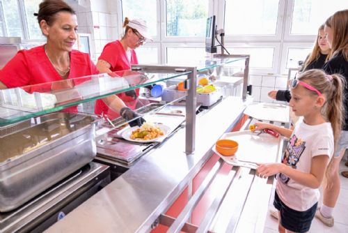 Plzeňská 11. ZŠ „Šedivka“ má moderní jídelnu za 35 milionů. Denně uvaří téměř pro 1 200 žáků