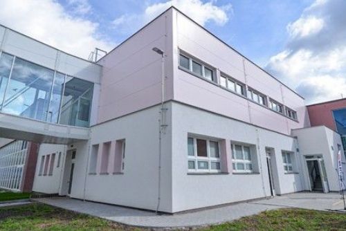 Plzeňská Růžovka se proměnila. Nový pavilon za 61 milionů nabízí šest moderních učeben