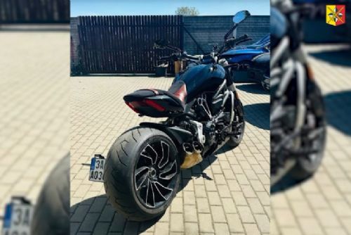 Policie pátrá po muži podezřelém z krádeže motocyklu za více než 350 tisíc. Žádá o pomoc