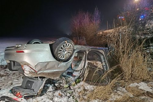 Ranní mráz zaskočil řidiče, na D5 se řetězily nehody, sníh zpomalil MHD v Plzni