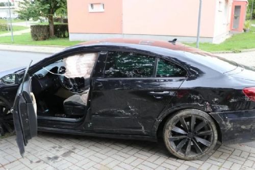 Řidič v Konstantinových Lázních ujížděl policii. Havaroval, měl zákaz řízení i pozitivní test na drogy