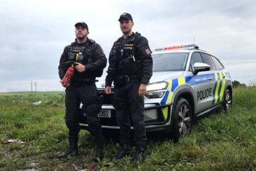 Řidič zůstal uvězněný v hořícím jeepu. Policisté z Klatov ho dostali ven v posledních minutách