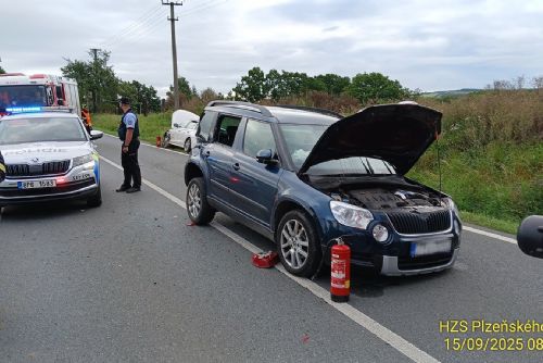 Riskantní předjíždění traktoru způsobilo nehodu u Spáleného Poříčí