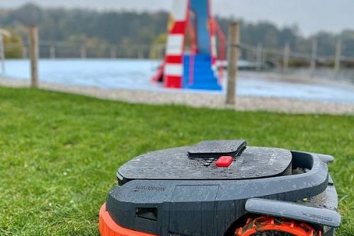 Robotické sekačky se postarají o sekání ve Škodalandu
