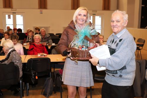 Slovany se umí starat o své seniory, pořádají výlety, Nordic Walking i jarní dílny