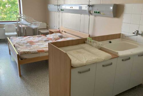 Strakonická nemocnice otevřela třetí nadstandardní pokoj pro rodiče po porodu