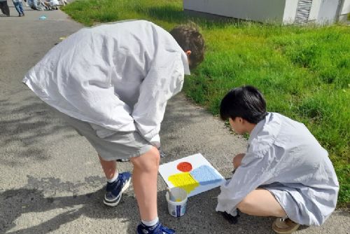 Studenti plzeňské Sutnarky pomáhají dětem v Praze. Barevné chodníky mají omezit kolony u školy