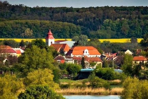 Svah ohrožující domy v Žiželicích je stabilizovaný díky odvodňovacím žebrům