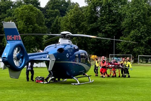 Tandemové seskoky v Rokycanech skončily neštěstím. Čtyři lidé se vážně zranili