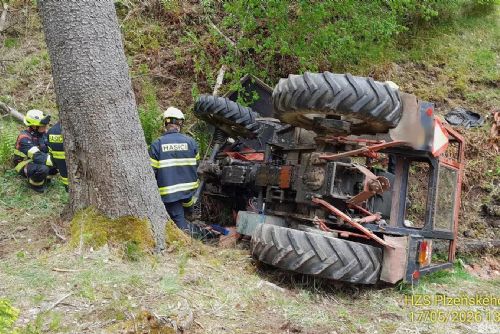 Traktor v lese sjel ze srázu a zavalil seniora. Hasiči ho vyprostili pomocí nafukovacích vaků