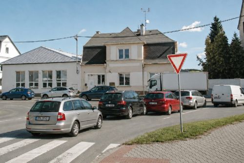 Třemošná má za sebou první den bez obchvatu. Městem se valila auta i kamiony