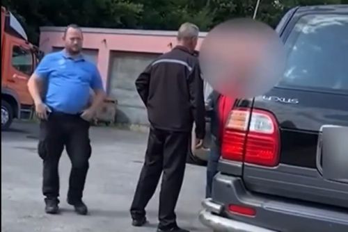 Ukrajinec, který v Tachově vyhrožoval strážníkům, může dostat až tři roky (video)
