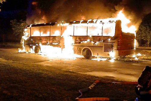 Ve Skladové ulici shořel autobus - škoda 400 tisíc