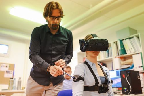 Vědci ze ZČU vyvinuli virtuální rehabilitaci paží pro pacienty s roztroušenou sklerózou