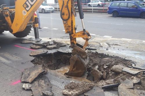 Vedra zvyšují počet havárií vodovodu v Praze. Tisíce lidí zůstaly bez vody