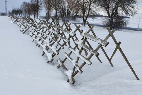 Z polí mizí zásněžky, instalaci brzdí vlastníci i krádeže dřeva