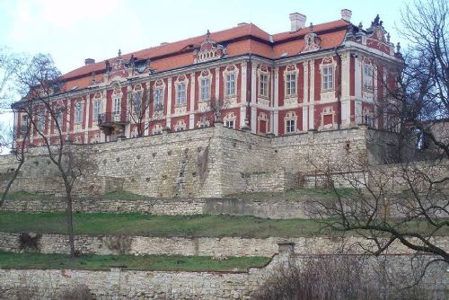 Zámek Stekník láká díky UNESCO více turistů, chybí však parkoviště