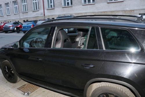 Zloděj v Kollárově ulici rozbil okno auta a zmizel s 50 tisíci. Stačila chvíle nepozornosti