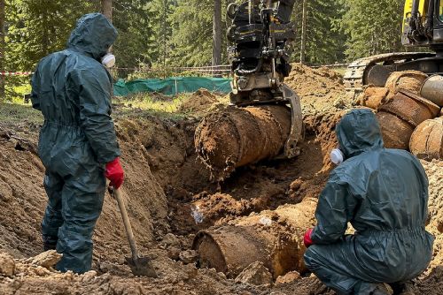 Armáda pomůže vyklidit nebezpečné sudy a kontaminovanou zemi u Prášil na Šumavě
