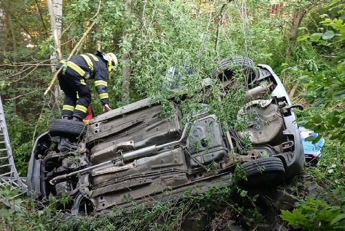 Auto na severním Plzeňsku prorazilo zábradlí a skončilo v potoce. Řidička vyvázla bez zranění