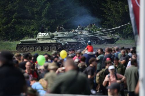 Bahna zaplnilo 50 tisíc lidí. V Brdech burácely tanky, Gripeny i historická technika