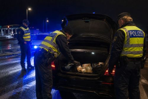 Bez řidičáku a s 20 miliony v kufru. Bavorská policie zastavila Čecha u Rozvadova