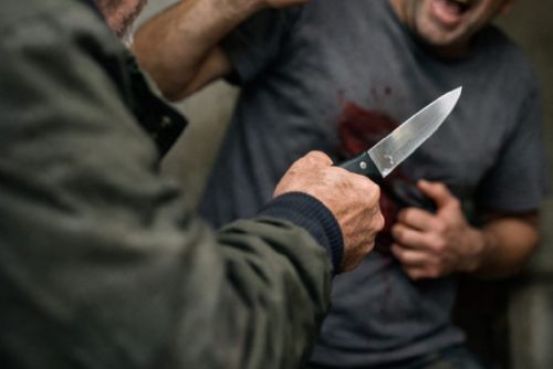 Brutální útok v Sušici. Muž udeřil spolubydlícího popelníkem a bodal ho do břicha