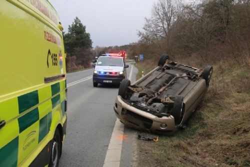 Chtěl vyzkoušet ruční brzdu za jízdy. Auto skončilo na střeše