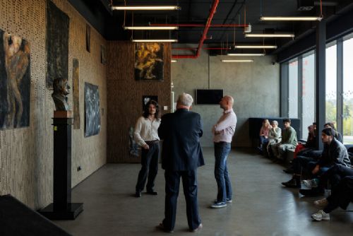 Divadlo v Plzni otevřelo prostor mladému umění. Sutnarka začíná silnou Architekturou trestu