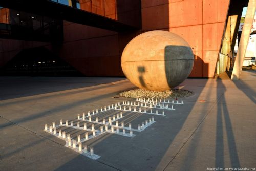 DJKT připomnělo bombardování divadla v Mariupolu symbolickým nápisem DĚTI