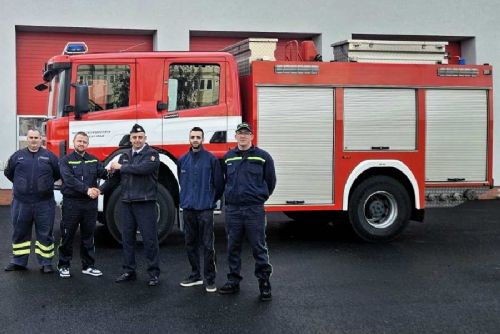 Dobrovolní hasiči Lomu převzali novou cisternu