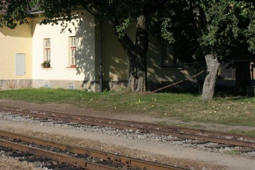 Dobrovolníci obnovují jindřichohradeckou úzkokolejku pro rychlé zprovoznění