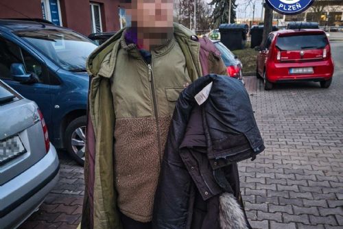 Hledaný muž se skrýval ve vnitrobloku na Koterovské, policisté ho zadrželi