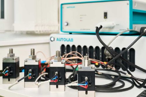 Inovativní přístroj EMU z Ostravy posouvá možnosti výzkumu baterií