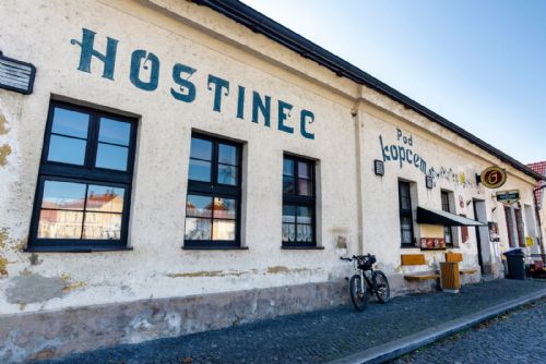 Inspekce zavřela Hostinec Pod kopcem v Plzni Božkově. Našla trus hlodavců i plísně
