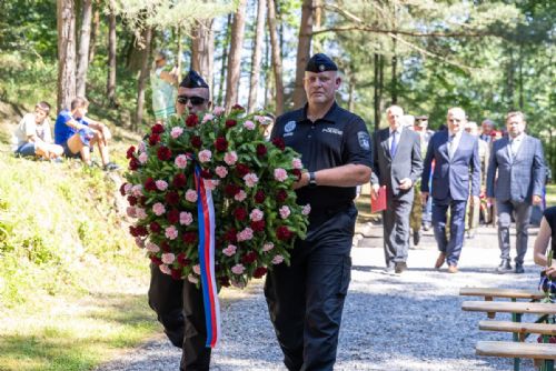 Klatovy si připomněly oběti heydrichiády. Ve Spáleném lese nacisté popravili 73 lidí
