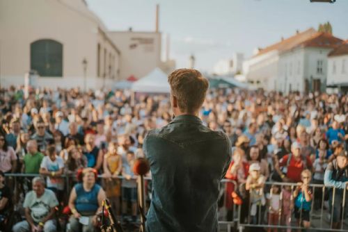 Léto v Prazdroji odstartovalo. Nádvoří pivovaru nabídne koncerty, kino i revivaly