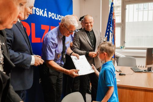 Malí strážníci v Plzni ukončili ročník. Děti si převzaly osvědčení i odznaky
