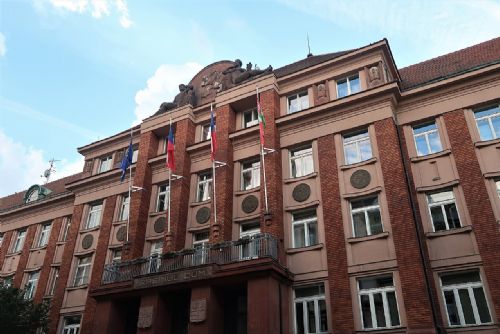 Miliony bez kontroly, předražené kanceláře a smlouvy mimo pravidla. Audit tvrdě zasáhl KCPK