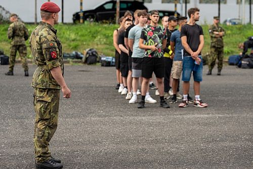 Mladí na vojenském cvičení v Žatci a Hranicích