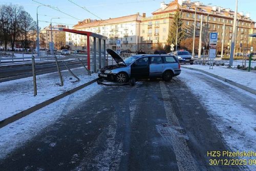 Mrazivé ráno na plzeňsku bylo plné nehod
