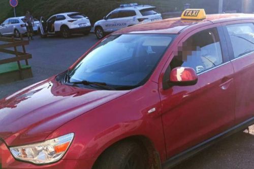 Muž s zákazem řízení chycen v ukradeném TAXI