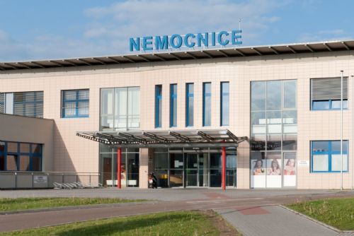 Muž se odškodnění za chybu nemocnice nedožil