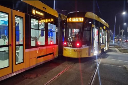 Na Borech v Plzni se srazily tramvaje, jedna vykolejila