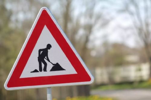 Na Roudné v Plzni řidiči ignorují zákaz vjezdu, vjíždějí do uzavřeného úseku a ohrožují dělníky