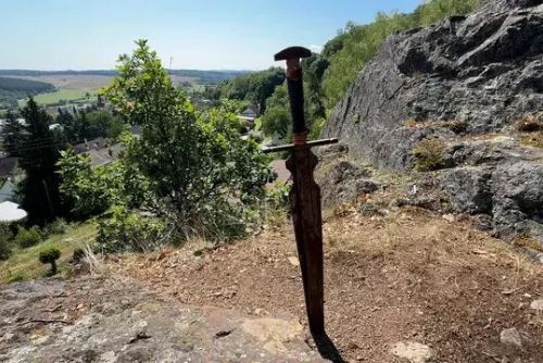 Nad Zbirohem se objevil český Excalibur. Meč ve skále láká turisty i rodiny