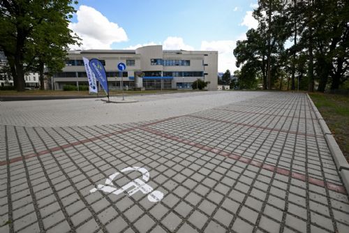 Nová parkovací místa v pelhřimovské nemocnici za 6,5 milionu